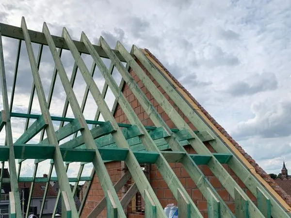 Houten dakconstructie in opbouw